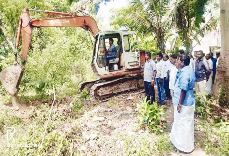 தொண்டமாநத்தம் கிராமத்தில் ஆக்கிரமிக்கப்பட்ட குளம் மீட்பு: எதிர்ப்புகளை மீறி தூர்வாரப்பட்டது