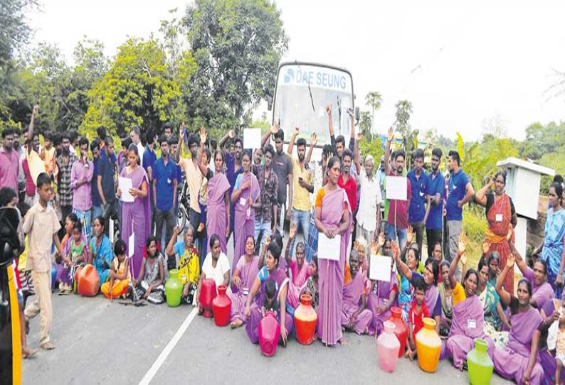 இருளஞ்சேரி ஊராட்சியில் குடிநீர் வழங்காததை கண்டித்து பொதுமக்கள் மறியல்; போக்குவரத்து பாதிப்பு