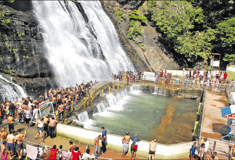 குற்றாலம் மெயின் அருவியில் குளித்த சுற்றுலா பயணி திடீர் சாவு - மூச்சுத்திணறியதால் பரிதாபம்