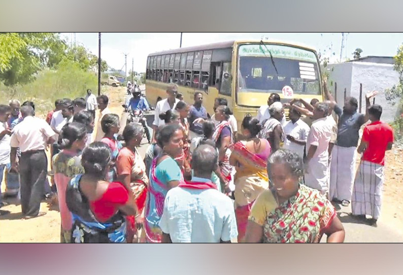 பாளையங்கோட்டையில் அரசு பஸ்சை சிறைபிடித்து பொதுமக்கள் போராட்டம்