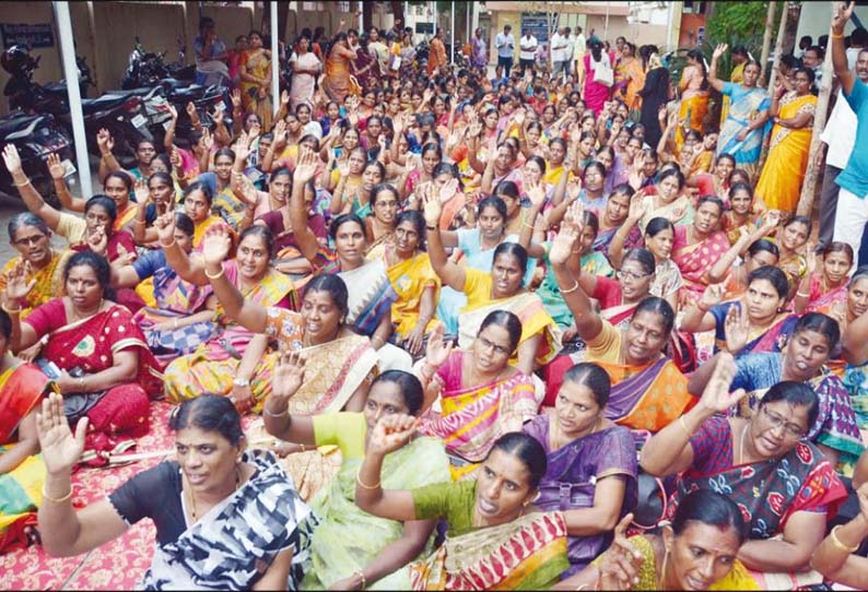 மும்மொழி கொள்கையை கைவிடக்கோரி ஈரோட்டில் ஆசிரியர்கள் ஆர்ப்பாட்டம்