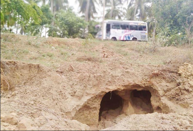 வத்திராயிருப்பு பகுதியில், கண்மாய்களை சேதப்படுத்தி மணல் திருட்டு