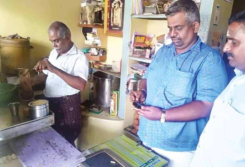 டீக்கடையிலும் கால் பதித்தது ‘சுவைப்’ எந்திரம்: ‘சில்லரை தட்டுப்பாடு பிரச்சினைக்கு தீர்வு’ என்கிறார் டீக்கடைக்காரர்