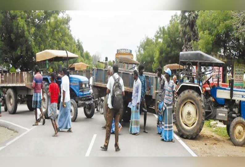 குட்டையில் ‘கிராவல்’ மண் எடுக்க எதிர்ப்பு: டிராக்டர்களை நடுரோட்டில் நிறுத்தி விவசாயிகள் சாலை மறியல்