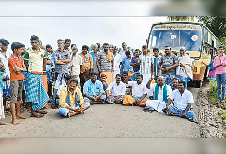 பாசன வாய்க்காலை தூர்வாரக்கோரி, விவசாயிகள் திடீர் சாலை மறியல் - விருத்தாசலம் அருகே பரபரப்பு