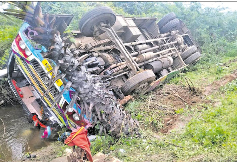 சாலையின் குறுக்கே மாடு ஓடியதால் விபத்து: பஸ் கவிழ்ந்து பெண் பலி; 20 பேர் படுகாயம் சேரன்மாதேவி அருகே பரிதாபம்