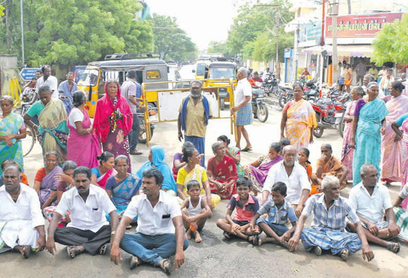 தூத்துக்குடியில் பொதுமக்கள் சாலை மறியல் குடியிருப்பு பகுதியில் தேங்கிய மழைநீரை அகற்ற கோரிக்கை