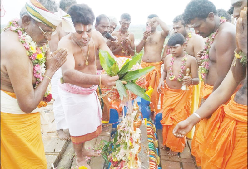 களுத்தரிக்கப்பட்டி, வெடிக்காரன்பட்டி அம்மன் கோவில்களில் கும்பாபிஷேகம் திரளான பக்தர்கள் கலந்து கொண்டனர்