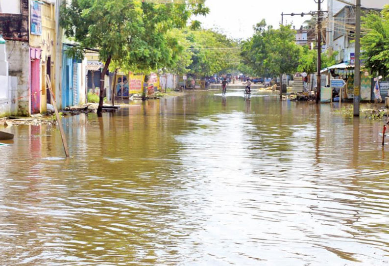 தூத்துக்குடி - காயல்பட்டினத்தில் குடியிருப்பு பகுதியில் தேங்கி கிடக்கும் மழைநீரை அகற்றும் பணி தீவிரம்