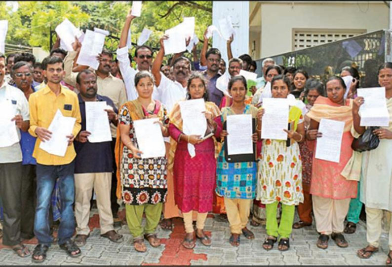 பாளையங்கோட்டையில் வியாபாரிகள் கடையடைப்பு போராட்டம் - கலெக்டரிடம் கோரிக்கை மனு