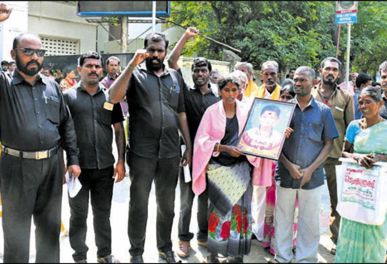 பாளையங்கோட்டை ஐகிரவுண்டு அரசு ஆஸ்பத்திரியில் சிகிச்சை பெற்ற சிறுவன் திடீர் சாவு - டாக்டர்கள் மீது நடவடிக்கை எடுக்க கோரிக்கை