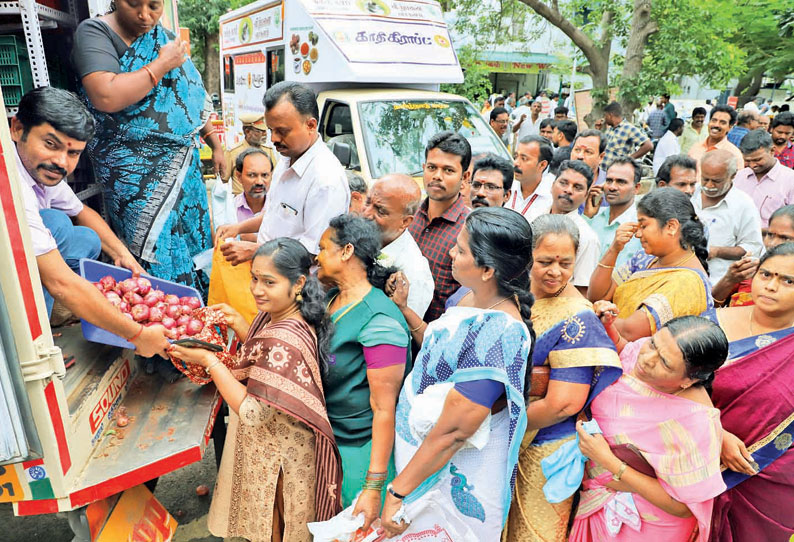 பண்ணை பசுமை நடமாடும் கடை மூலம் தலைமைச் செயலகத்தில் வெங்காயம் விற்பனை