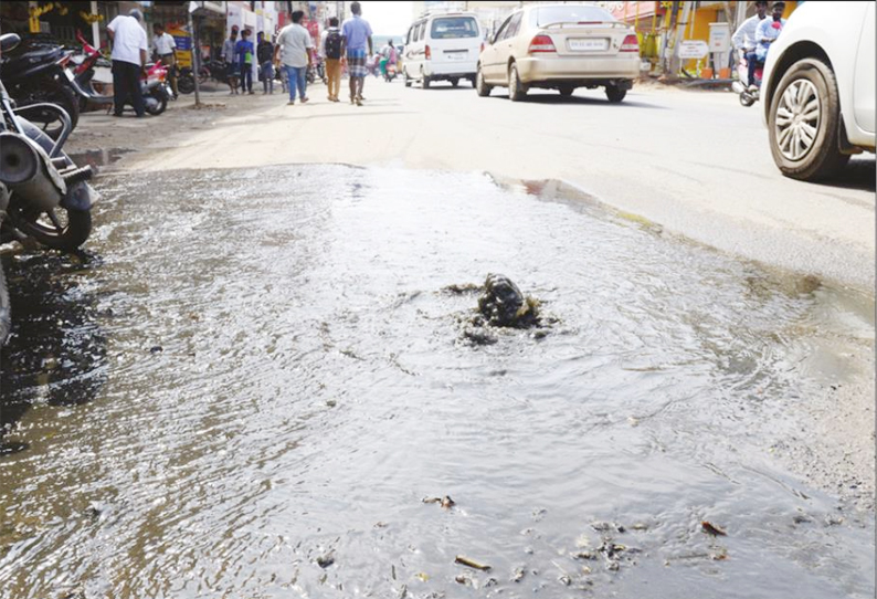 பாதாள சாக்கடை திட்டம் வந்தும் பலனில்லை: ஈரோடு வீதிகளில் பெருக்கெடுத்து ஓடும் கழிவுநீர்