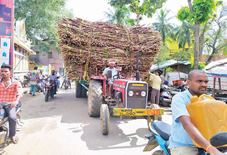 பள்ளிப்பட்டில் சாலையை அடைத்தபடி செல்லும் கரும்பு வாகனங்கள் - வாகன ஓட்டிகள் அவதி