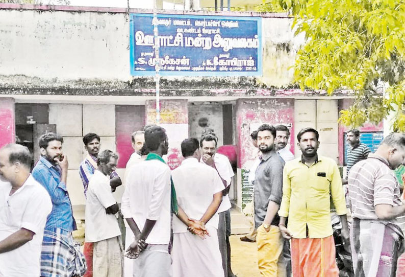 திருவாரூர் அருகே ஊராட்சி அலுவலகத்தை உடைத்து வேட்பு மனுக்களை திருட முயற்சி மர்ம நபர்களுக்கு வலைவீச்சு