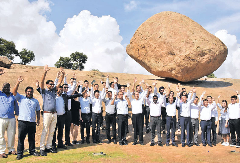 மாமல்லபுரத்திற்கு சீன அமைச்சர்கள் குழுவினர் வருகை: ஜின்பிங்-மோடி ரசித்த இடங்களில் நின்று - புகைப்படம் எடுத்து கொண்டனர்