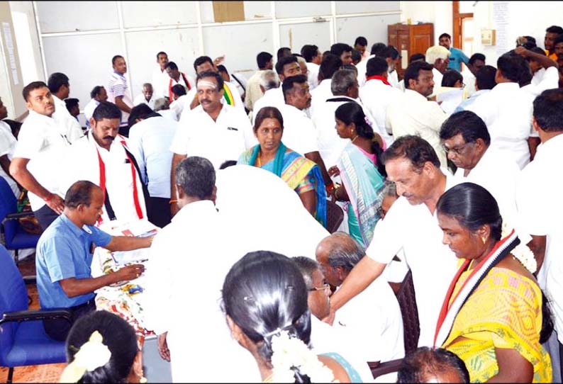 களை கட்டிய உள்ளாட்சி தேர்தல்: மேளதாளம் முழங்க வந்து அரசியல் கட்சியினர், சுயேச்சைகள் வேட்புமனு தாக்கல்