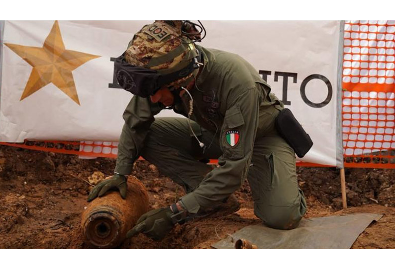 இத்தாலியில் 2-ம் உலகப்போரின் வெடிகுண்டு கண்டெடுப்பு - 54 ஆயிரம் பேர் பாதுகாப்பான இடத்துக்கு வெளியேற்றம் 201912170417349205_2nd-World-War-bomb-found-in-Italy--54-thousand-evacuated-to_SECVPF