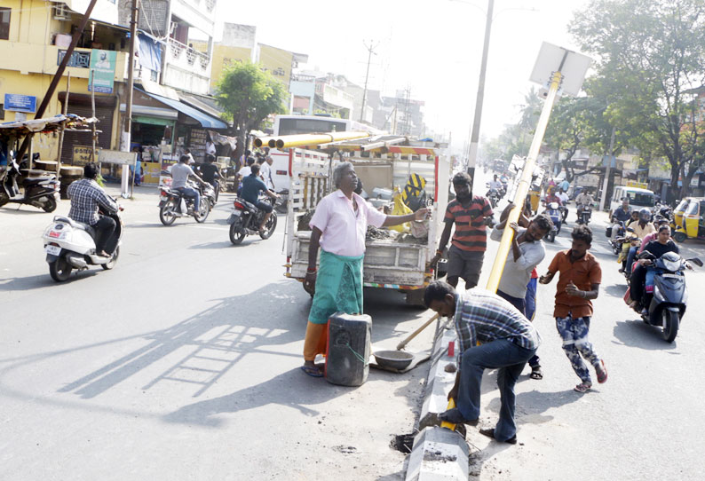 விபத்துகளை தடுக்க சூரிய சக்தியால் இயங்கும் எச்சரிக்கை விளக்குகள்