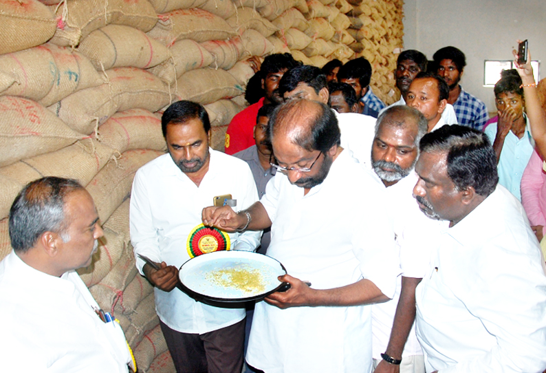 விழுப்புரம், அரிசி குடோனில் இந்திய உணவுக்கழக ஆலோசனைக்குழு தலைவர் திருச்சி சிவா எம்.பி. ஆய்வு