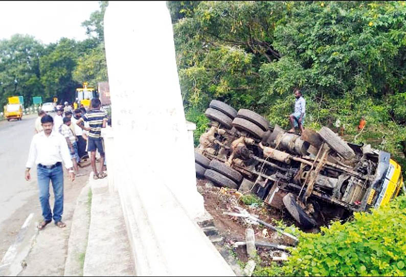 வல்லம்படுகையில், டயர் வெடித்ததால் லாரி பள்ளத்தில் கவிழ்ந்தது