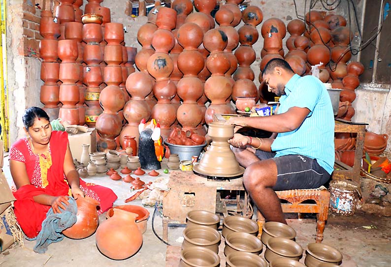 விழுப்புரம் பகுதியில், பொங்கல் பண்டிகைக்கு தயாராகும் மண்பானைகள்