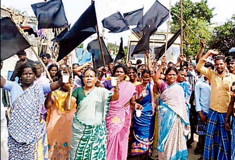 விழுப்புரம் மாவட்டத்துடன் இணைக்கக்கோரி, ஆமூர் கிராம மக்கள் அரசு பஸ்சை சிறை பிடித்து போராட்டம்