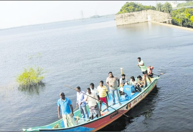 மதுராந்தகம் ஏரியில் பொதுப்பணித்துறை அதிகாரிகள் ஆய்வு