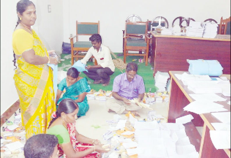 நாமக்கல் ஊராட்சி ஒன்றிய அலுவலகத்தில் வாக்குப்பதிவுக்கு தேவையான பொருட்களை பிரிக்கும் பணி