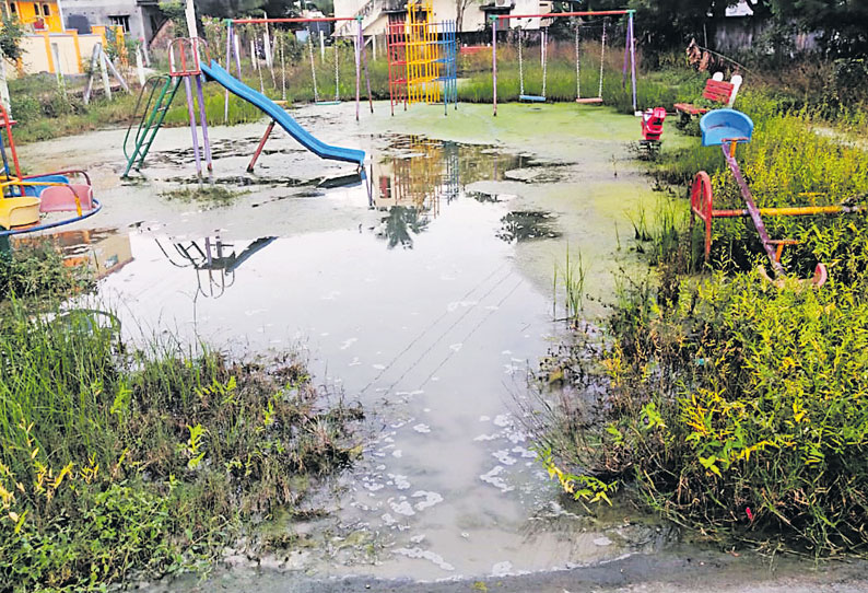 நந்திவரம்-கூடுவாஞ்சேரி பேரூராட்சியில் குளம் போல் காட்சியளிக்கும் சிறுவர் விளையாட்டு பூங்கா