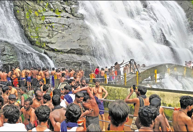 குற்றாலம் அருவிகளில் குளிக்க அய்யப்ப பக்தர்கள் குவிந்தனர்