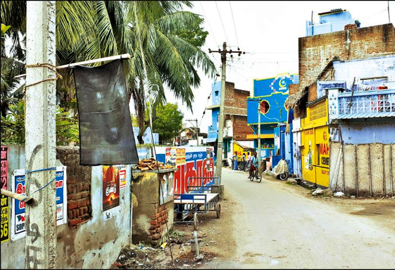 வத்திராயிருப்பு அருகே, குடியுரிமை திருத்த சட்டத்துக்கு எதிர்ப்பு; கருப்புக்கொடி கட்டி கடைகள் அடைப்பு