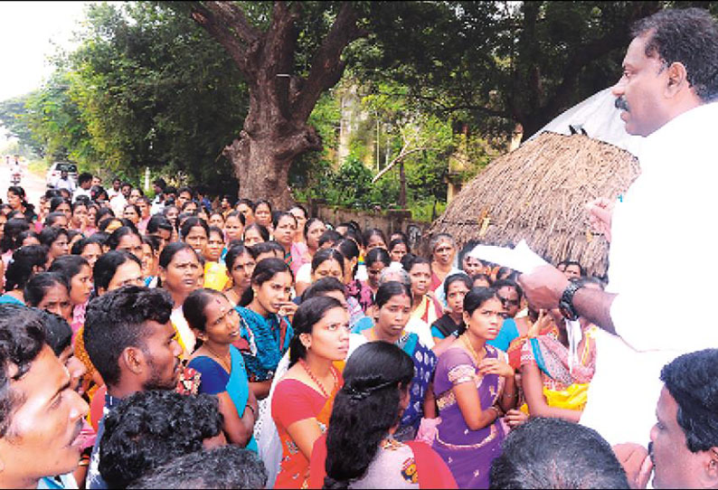 ஊதியம் உயர்த்தி வழங்கக்கோரி: தனியார் நிறுவனத்தை முற்றுகையிட்டு - பெண் தொழிலாளர்கள் போராட்டம்