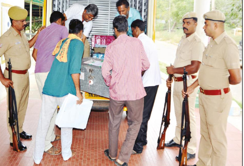 ஆண்டிப்பட்டி, கடமலை-மயிலை ஒன்றியங்களுக்கு போலீஸ் பாதுகாப்புடன் எடுத்து செல்லப்பட்ட வாக்குச்சீட்டு பெட்டிகள்