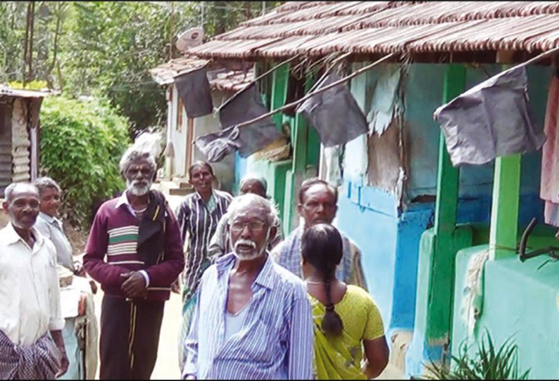 குன்னூர் அருகே, சாலை வசதி இல்லாததை கண்டித்து வீடுகளில் கருப்பு கொடி கட்டி பொதுமக்கள் போராட்டம்