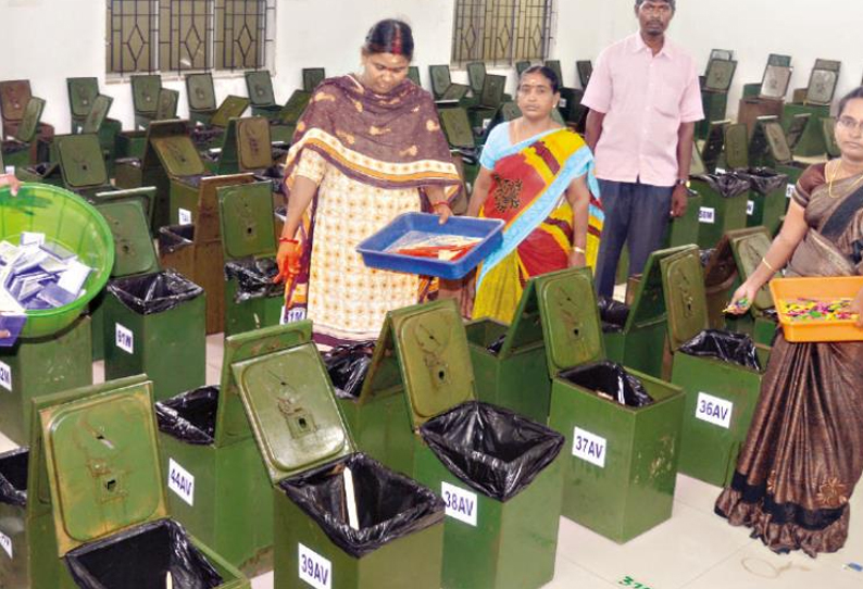 ஊராட்சி ஒன்றிய அலுவலகங்களுக்கு துப்பாக்கி ஏந்திய போலீஸ் பாதுகாப்புடன் வாக்குச்சீட்டுகள் அனுப்பி வைப்பு