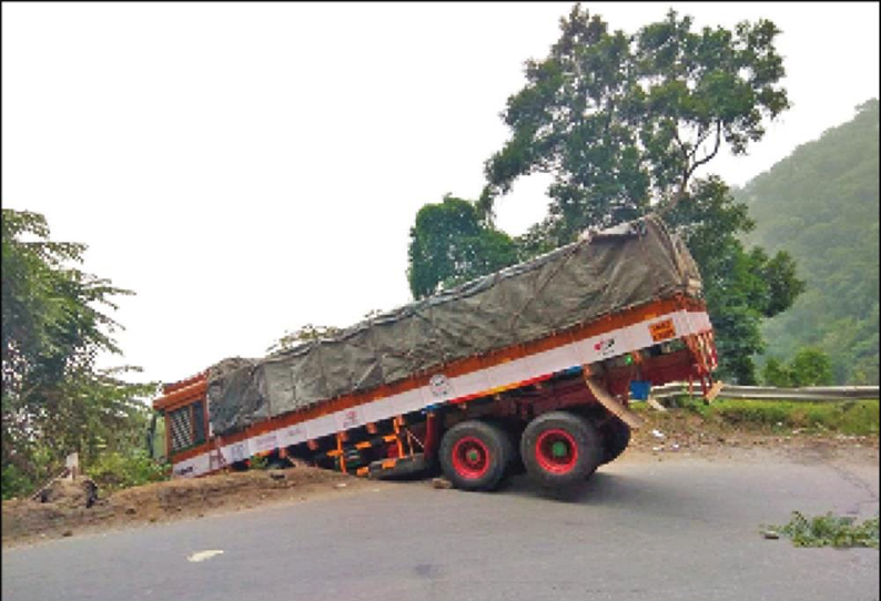 லோயர்கேம்ப்-குமுளி மலைப்பாதையில் தடுப்பு சுவரில் மோதி அந்தரத்தில் தொங்கிய லாரி - டிரைவர் உயிர்தப்பினார்