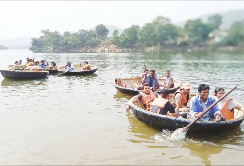 காவிரி ஆற்றில் நீர்வரத்து குறைந்தது ஒகேனக்கல்லில் சுற்றுலா பயணிகள் குவிந்தனர்