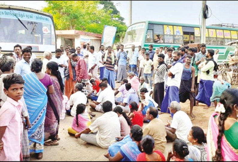 சாராயம் விற்ற பெண் கைது வீடுகளை சோதனை செய்த போலீசாரை கண்டித்து சாலைமறியல்