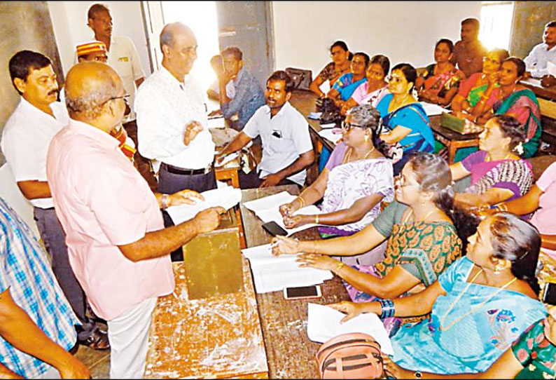 கடலூரில் வாக்குச்சாவடி அலுவலர்களுக்கு 2-ம் கட்ட பயிற்சி கலெக்டர் பார்வையிட்டார்