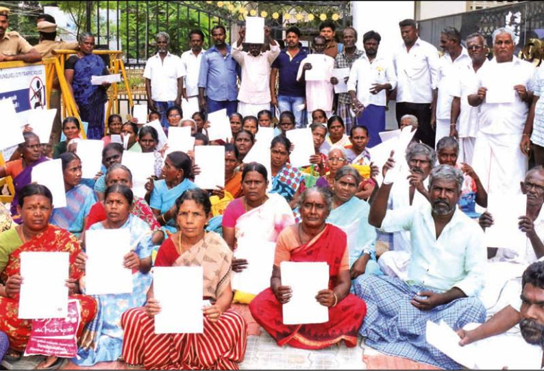 வீட்டுமனை பட்டா கேட்டு நெல்லை கலெக்டர் அலுவலகத்தில் பொதுமக்கள் தர்ணா போராட்டம்