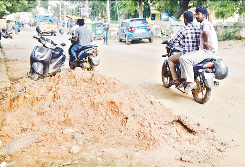 பாதாள சாக்கடை பணி முடிந்தும் தார் சாலை அமைக்காத அவலம் சேதமடைந்த சாலைகளால் தஞ்சை மக்கள் அவதி