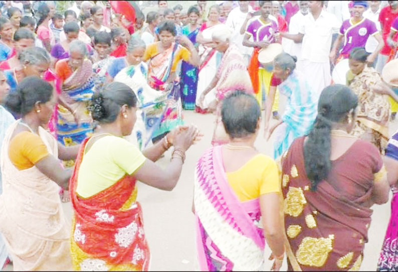 மணப்பாறை அருகே கும்மியடித்து தேர்தல் பிரசாரம் செய்த பெண்கள்