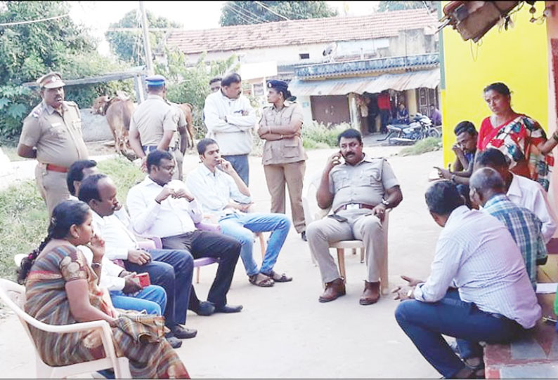 வாக்காளர்களுக்கு பணம் கொடுப்பதாக புகார்: அ.தி.மு.க. பிரமுகர் வீட்டில் தேர்தல் பறக்கும் படையினர் சோதனை