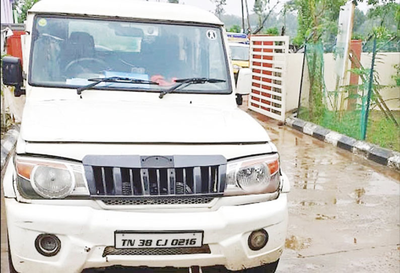 மெலட்டூர் அருகே மதுபாட்டில்கள் கடத்திய வக்கீல் கைது கார் பறிமுதல்