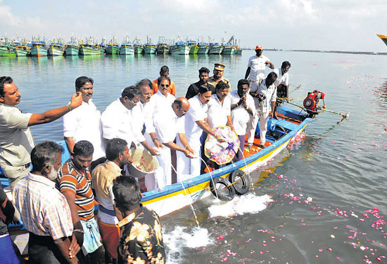 காசிமேடு மீன்பிடி துறைமுகத்தில் சுனாமியால் உயிர் நீத்தவர்களுக்கு அமைச்சர் ஜெயக்குமார் அஞ்சலி