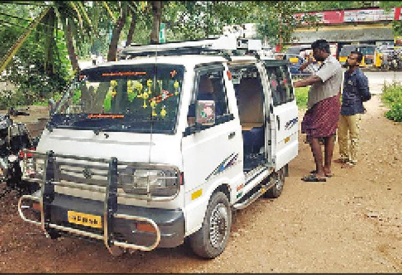 கொடைரோடு அருகே, நான்கு வழிச்சாலையோரத்தில் அனாதையாக நின்ற வேன்