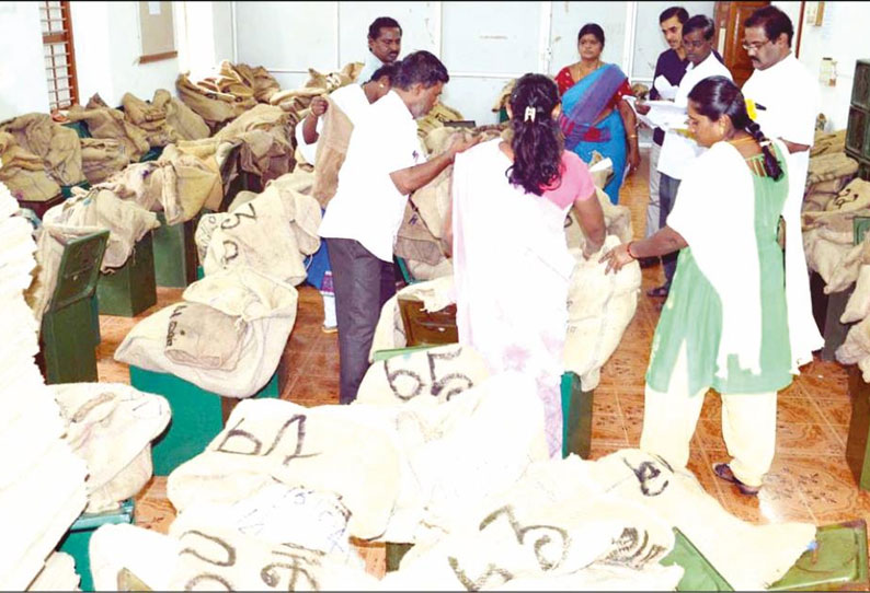 கரூர் உள்பட 4 ஒன்றியங்களில் இன்று முதல்கட்ட தேர்தல்: வாக்குச்சாவடிகளுக்கு தேவையான பொருட்கள் அனுப்பி வைக்கப்பட்டன