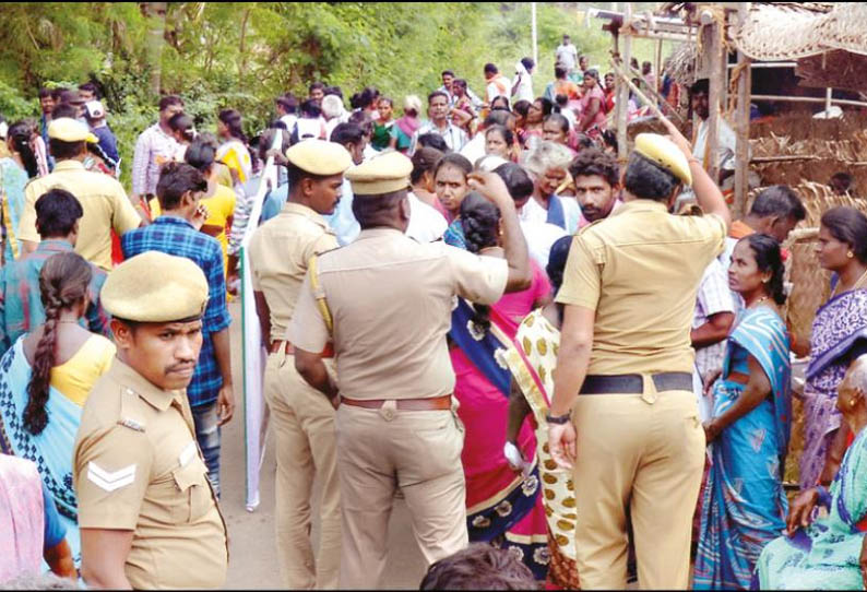 வாக்காளர்களுக்கு வாக்குச்சீட்டுடன், இனிப்பு, குளிர்பானங்களை வழங்கி வாக்கு சேகரித்த வேட்பாளர்கள் - போலீசார் விரட்டினர்