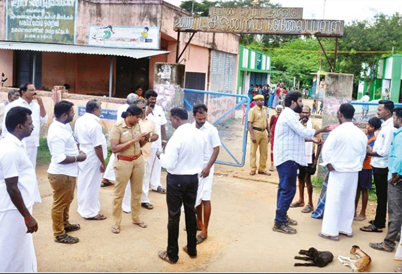 நாகை அருகே, தரமில்லாத மையை பயன்படுத்தியதாக புகார் - வாக்குச்சாவடி மையம் முன்பு அனைத்து கட்சியினர் திரண்டதால் பரபரப்பு